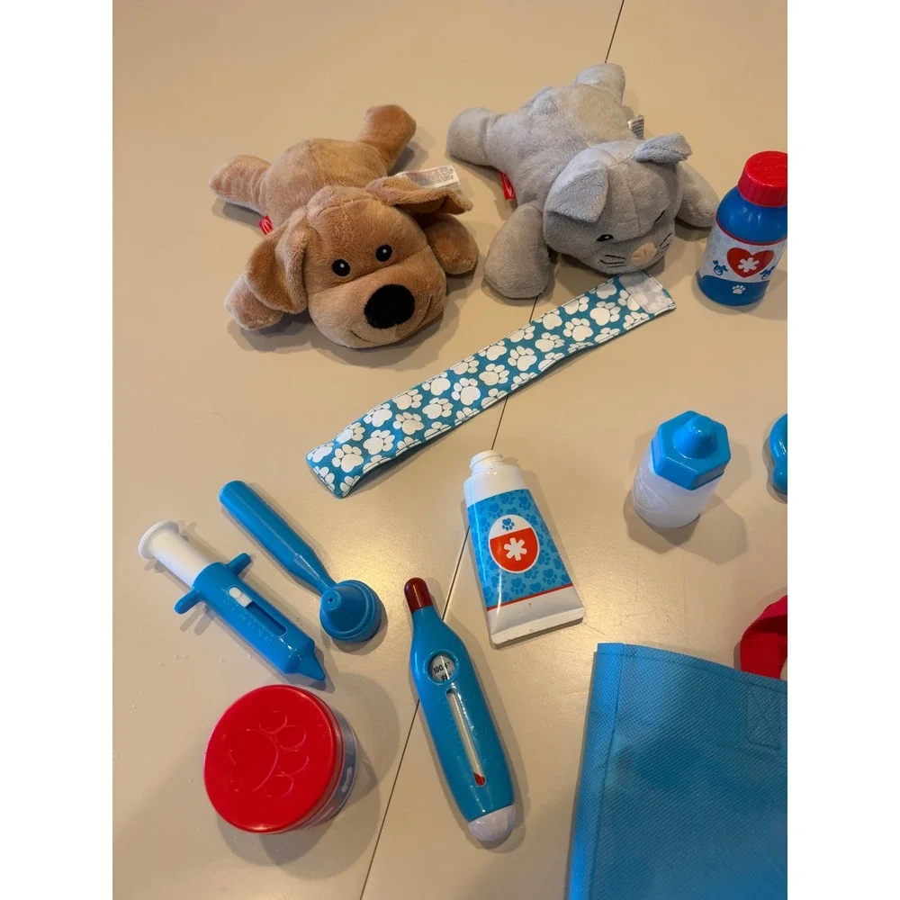 Melissa & Doug Examine & Treat Pet Vet Play Set 24 pc Plush Dog Cat Blue Bag